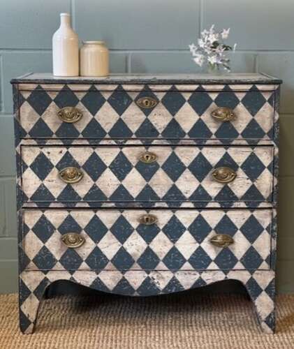 Small Georgian Chest of Drawers (early 19th century)