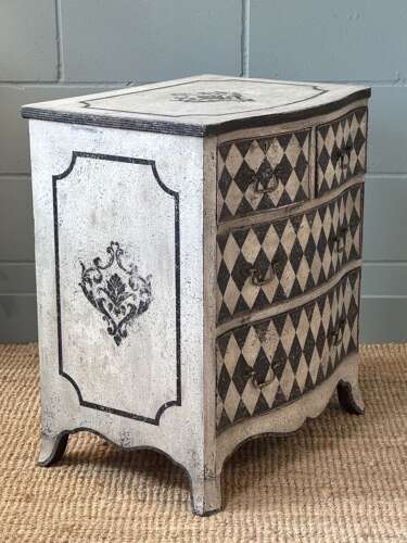 Oak Chest of Drawers (English early 20th century)​